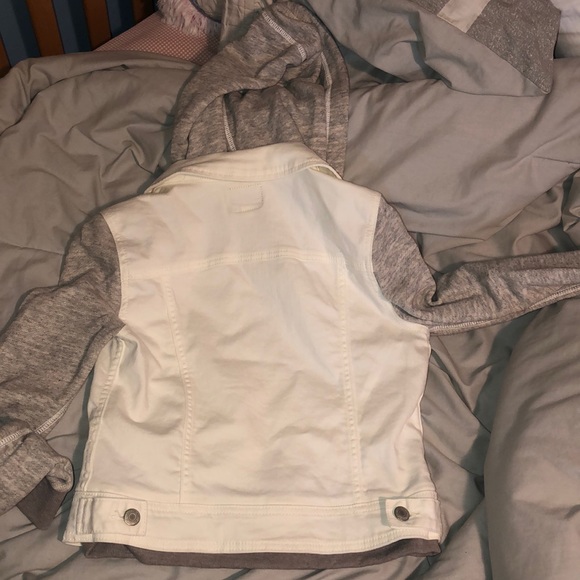 White denim jacket from american eagle. - Picture 2 of 3
